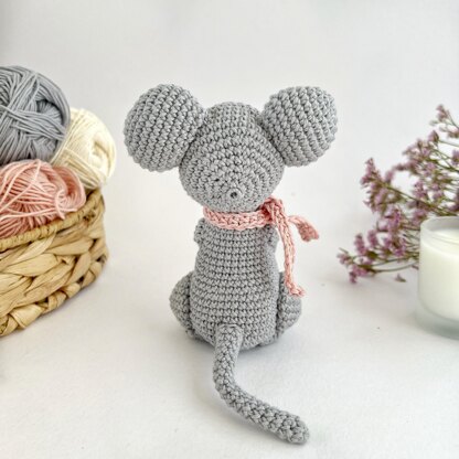 Crochet mouse toy amigurumi pattern