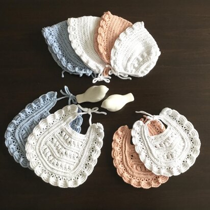 Magnolia Baby Bib & Bonnet Set N 431