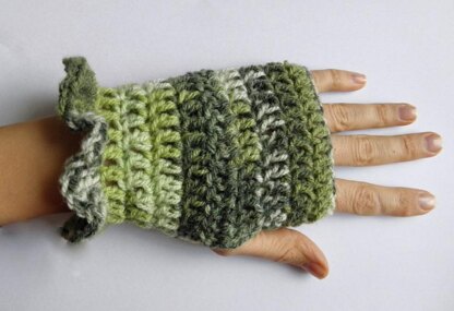 Set loop scarf & fingerless mittens with ruffles