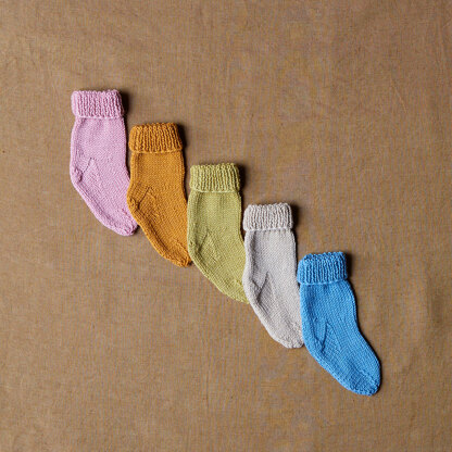 Super Simple Baby Socks - Free Knitting Pattern in Debbie Bliss Baby Cashmerino - Downloadable PDF