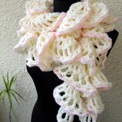 Chunky Crochet Ruffle Scarf "Winter Honeymoon"