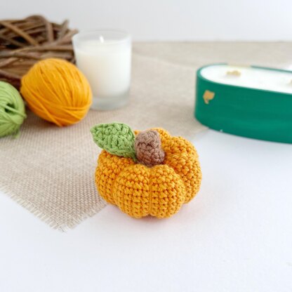 Crochet pumpkin keyring Amigurumi pattern Halloween ornament Car mirror hanger Bag keychain charm