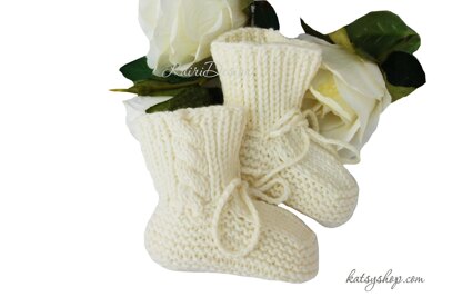Baby booties with cable