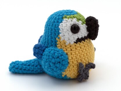 Amigurumi Blue and Gold Macaw