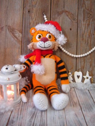 Knitted tiger cub