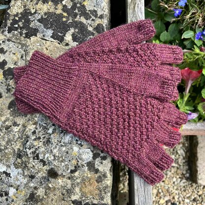 1942 Fingerless Women's Gloves Knitting Pattern - Vintage Knitting Pattern