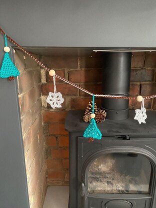 Twinkling Trees and Snowflakes Garland