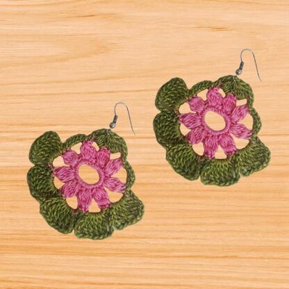 Crochet flower earrings pattern.