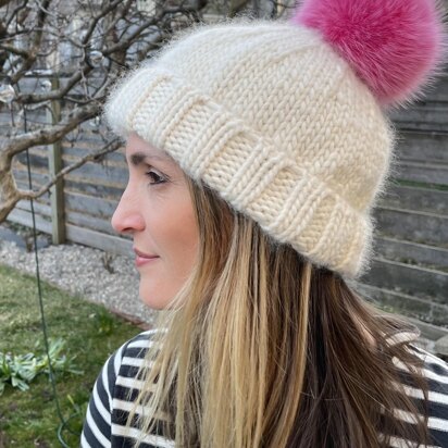 Simple chunky merino pom pom hat