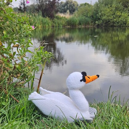 Knitted Mute Swan