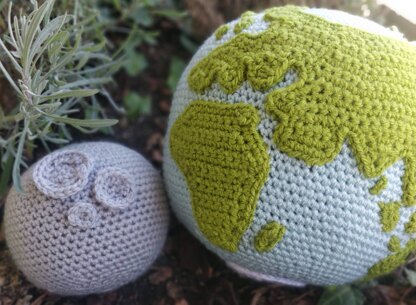 Planet Earth Globe and Moon Amigurumi crochet