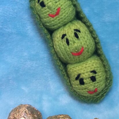 Three Peas in a Pod Ferrero Choc Cover - knitting pattern