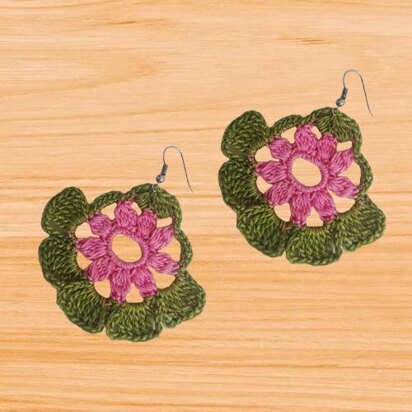 Crochet flower earrings pattern.