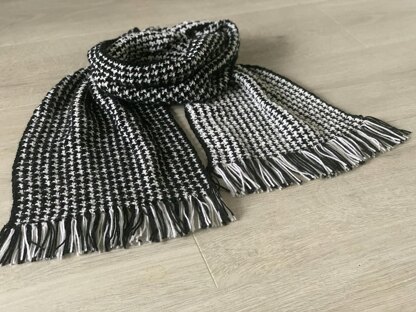 Hounds tooth fringed scarf