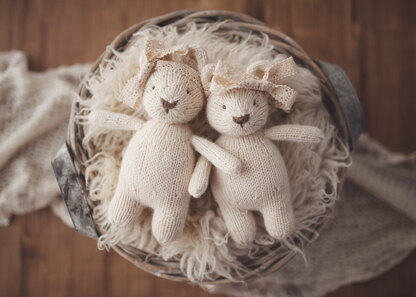 Adorable cream knitted teddy bears