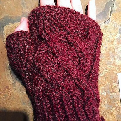 Crisscross Applesauce Fingerless Gloves