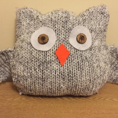 Obi The Owl Cushion Knitting Pattern.