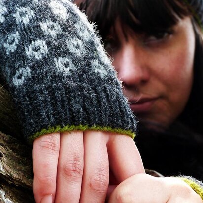 Gillean Wrist Warmers - knitting pattern