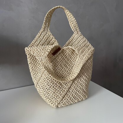 Diagonal raffia shopping bag