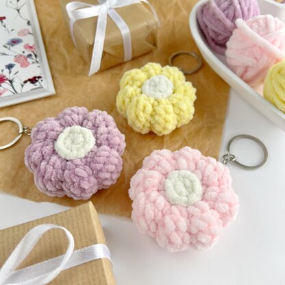 Crochet flower keyring plush Amigurumi pattern crochet bag charm Crochet car hanger