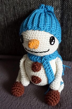 Crochet Pattern for the Snowman Snowy!