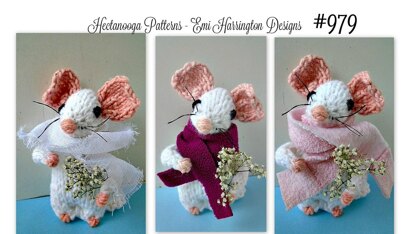 979-Knit Mouse with Bouquet