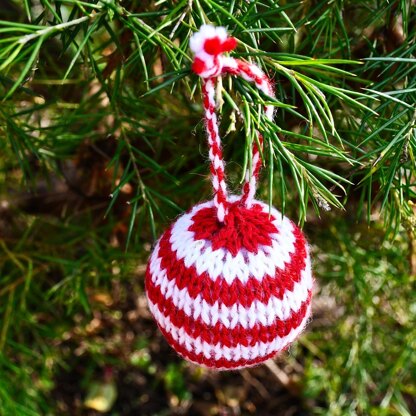 Striped Christmas Bauble Knitting Pattern - Christmas Knitting Pattern.