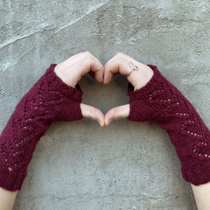 Wonderland Yarns Love Struck Mitts PDF