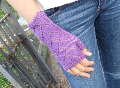 Sugar Plum Lace Mitts