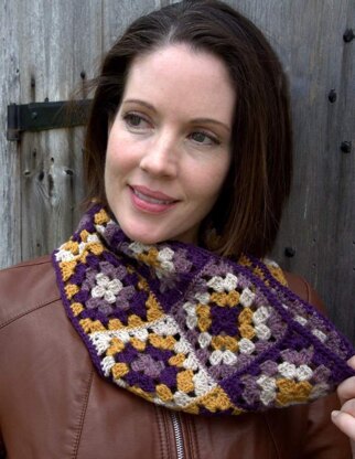 Granny Square Cowl in Plymouth Yarn Galway Sport - F594