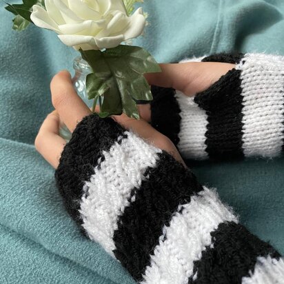 Humbug cabled wrist warmers