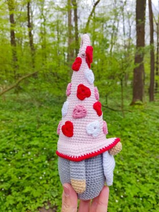 Crochet Valentine gnome