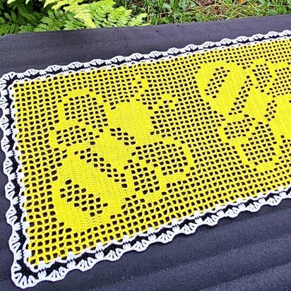 Bee Table Runner