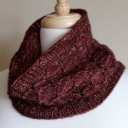 Honeycomb Eyelet Cowl