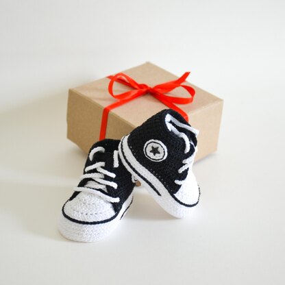 Baby high top booties with monogramm