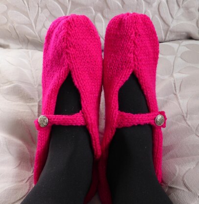 Sharyn - 8ply slippers with foot strap