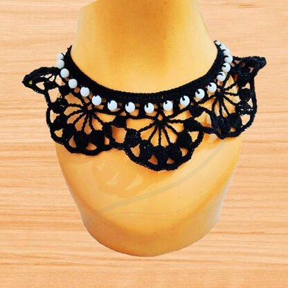 Crochet collar necklace