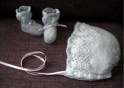 Marguerite Bonnet & Booties Set (DK)