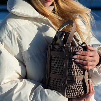 Bucket bag in baldric