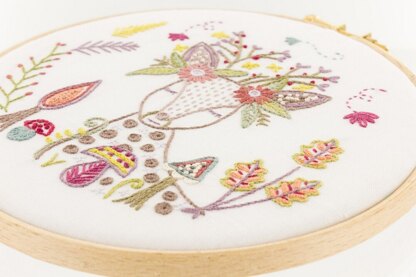 Un Chat Dans L'Aiguille Doe a Deer Contemporary Embroidery Kit