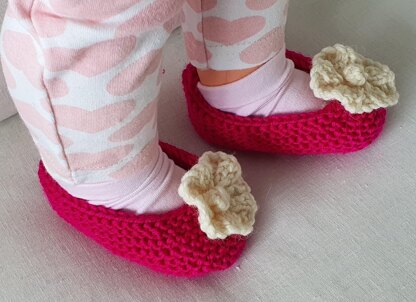 Baby shoes with a knitted flower - Fiona