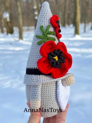 Gnome with poppy flower