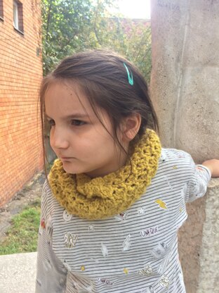 Knitted cowl from chunky yarn, Orlando