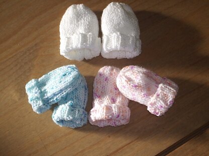 Baby Mittens quick and easy straight needles knitting pattern premature newborn and 0-3mths