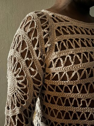 Circle Sleeve Raglan Shirt