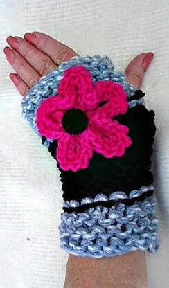 #925 - 3 Piece KNIT Set, hat, flower, texting gloves