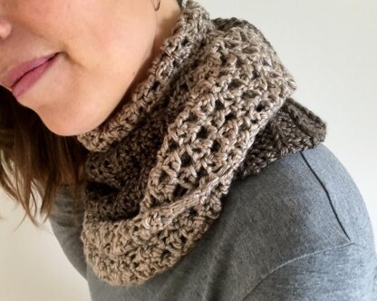 Easy Crochet Cowl Pattern:Half-N-Half Cowl