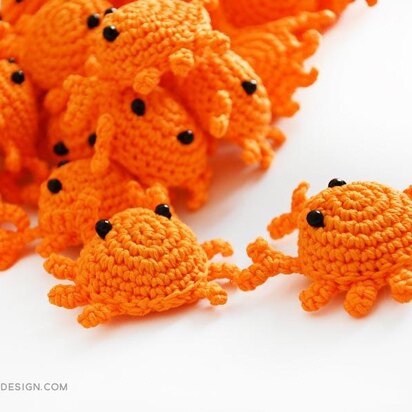 Little amigurumi crab