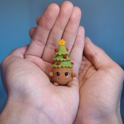 Tiny Christmas tree amigurumi