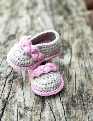 Baby Mary Janes ,  baby bootie crochet pattern - 2 trim variations